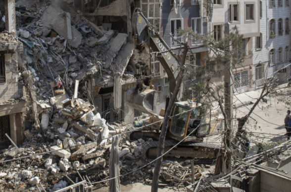 При обрушении здания из-за удара Израиля погибли 60 иранцев